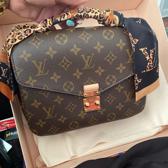 Louis Vuitton Pochette Métis Monogram - Picture 15 of 15